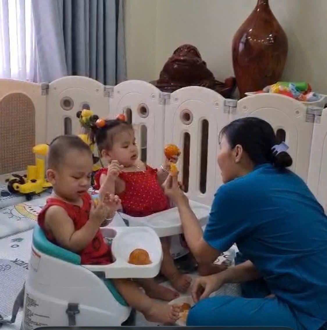Bảo mẫu Be Care tương tác với hai bé nhỏ trong giờ ăn