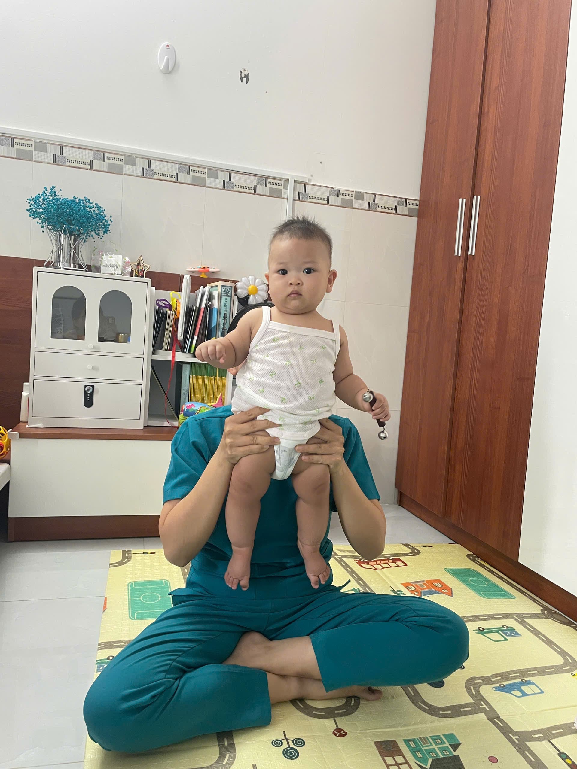 Bảo mẫu Be Care chơi cùng bé qua bài tập nâng người