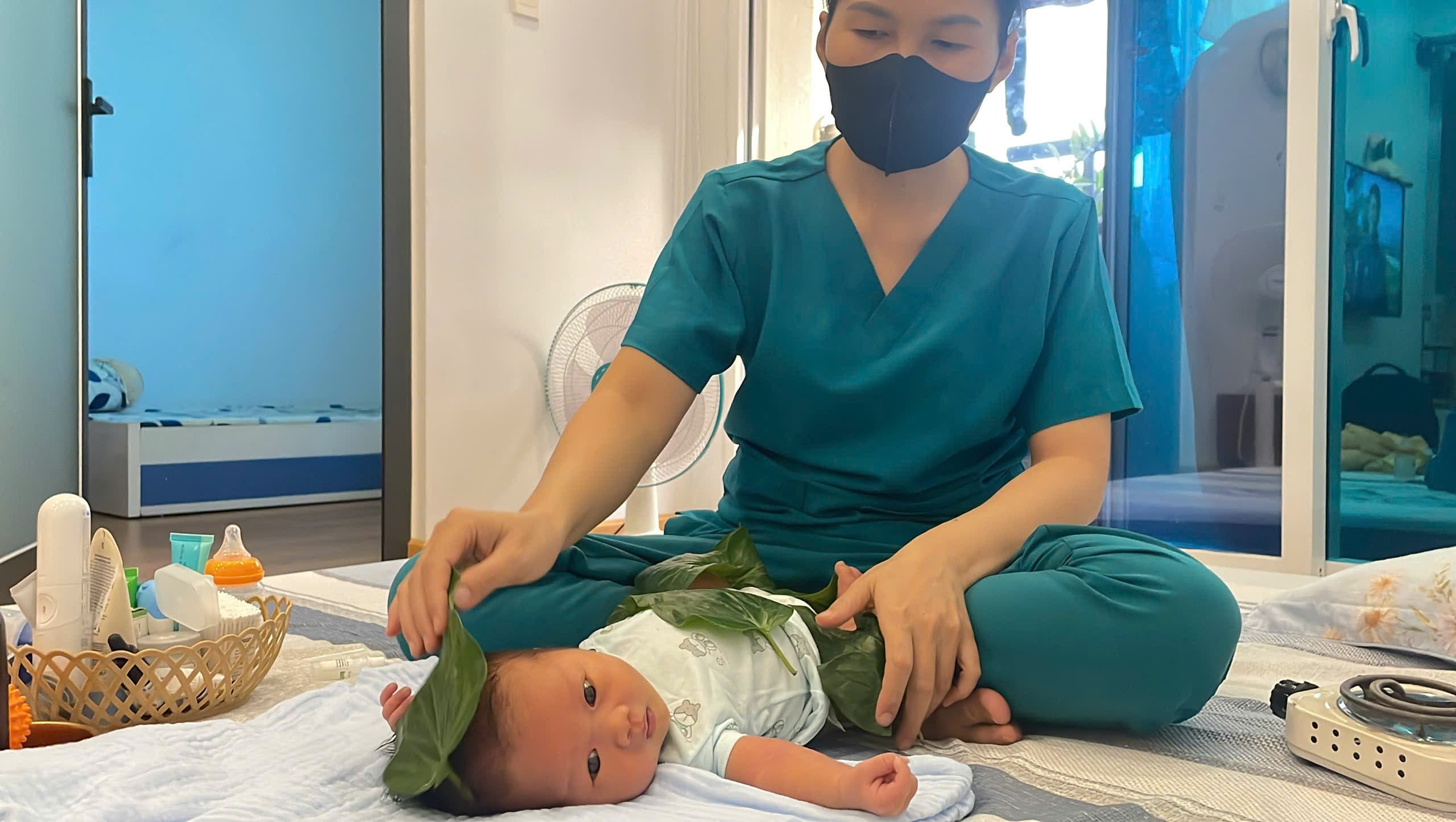 Chuyên viên Be Care hơ lá trầu cho bé sơ sinh